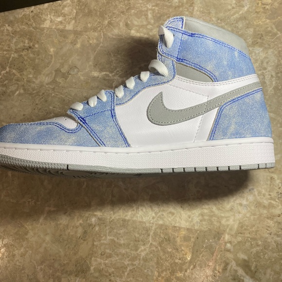 Jordan 1 Hyper Royals - Picture 3 of 3